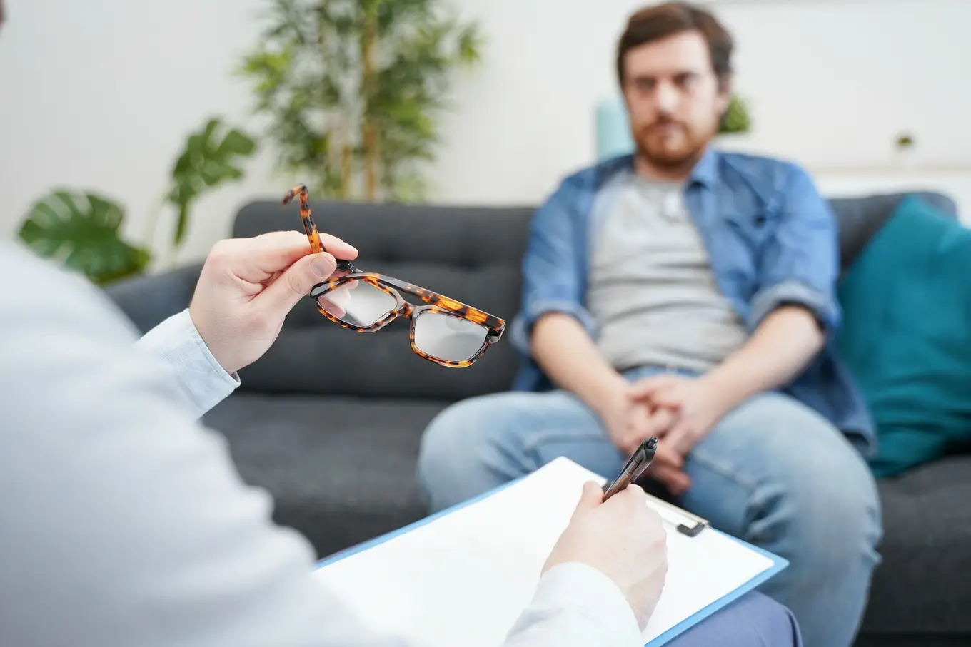 mężczyzna na kanapie u psychoterapeuty